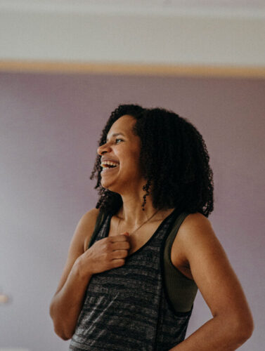 Anne, die bei einem Fitness-Kurs lacht.